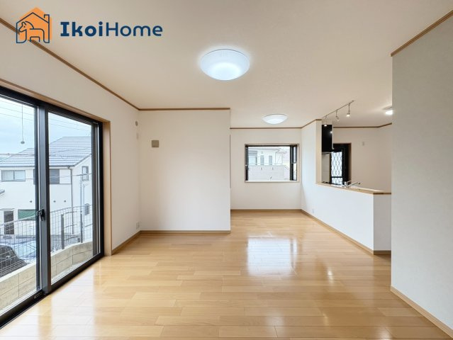 神戸市西区玉津町二ツ屋　中古戸建の居間・リビング|【ホームページに現地動画掲載中】●年中無休：当日予約可●LDK約16帖になります。3面採光！