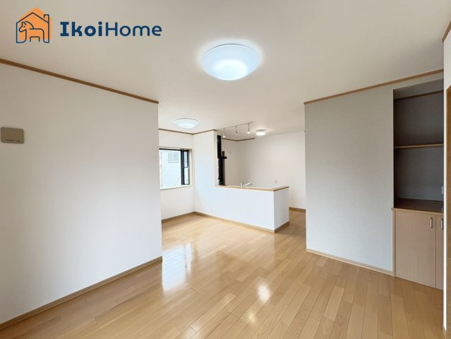 神戸市西区玉津町二ツ屋　中古戸建の居間・リビング|【ホームページに現地動画掲載中】●年中無休：当日予約可●ダイニングとリビングを分けてご利用できます！