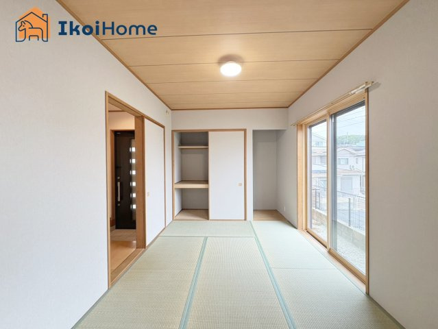 神戸市西区玉津町二ツ屋　中古戸建の寝室|【ホームページに現地動画掲載中】●年中無休：当日予約可●和室は収納付き！リビングと繋がって便利！