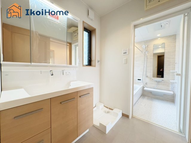 神戸市西区玉津町二ツ屋　中古戸建の洗面所|【ホームページに現地動画掲載中】●年中無休：当日予約可●洗面所には洗濯バンの設置がございます！