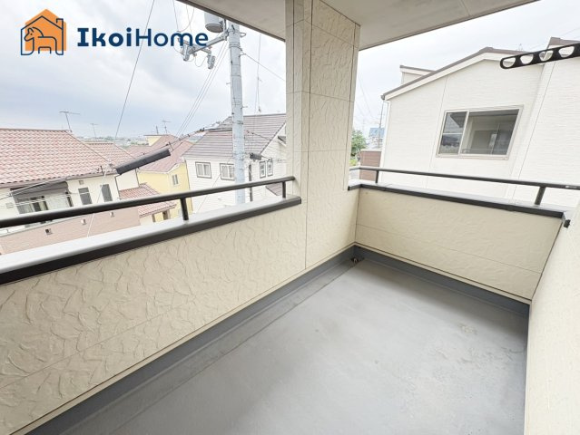 神戸市西区玉津町二ツ屋　中古戸建のバルコニー|【ホームページに現地動画掲載中】●年中無休：当日予約可●バルコニーは屋根がついているので安心です。