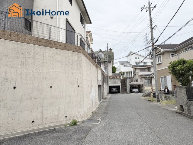 神戸市西区玉津町二ツ屋　中古戸建の前面道路含む現地写真|【ホームページに現地動画掲載中】●年中無休：当日予約可●南東・北東角地で前面道路約6ｍでゆったり！
