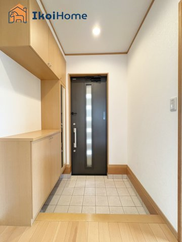 神戸市西区玉津町二ツ屋　中古戸建の玄関|【ホームページに現地動画掲載中】●年中無休：当日予約可●コの字型の大型靴箱がございます！