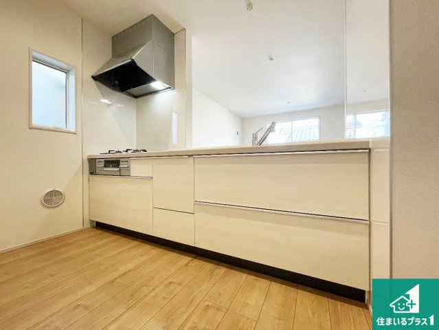 神戸市西区王塚台　第10期　新築一戸建てのキッチン|子供を見守りながらお料理が出来るため家族のコミュニケーションが増えます♪スペースが広く確保されている為お子様が大きくなったときは一緒に料理を楽しめます♪