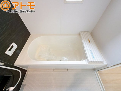【浴室】 | 藤枝市岡部町内谷第3　新築戸建　全1棟 | お子様やお年寄りが使いやすいだけでなく、半身浴にも便利なベンチタイプの湯舟です。お湯の節約にも！