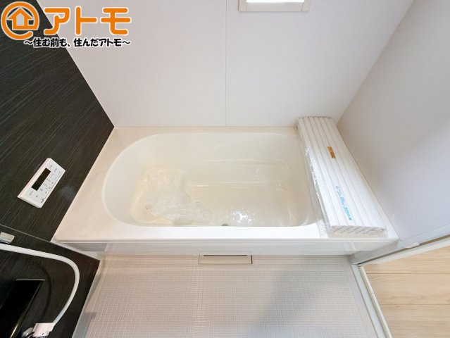 【浴室】 | 藤枝市岡部町内谷第3　新築戸建　全1棟 | お子様やお年寄りが使いやすいだけでなく、半身浴にも便利なベンチタイプの湯舟です。お湯の節約にも！