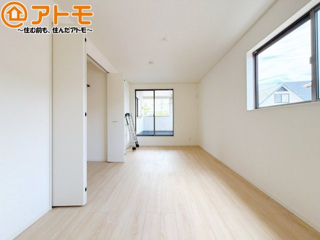 【寝室】 | 藤枝市岡部町内谷第3　新築戸建　全1棟 | バルコニーに面したお部屋なので、布団などの大きなものも楽々干せます♪