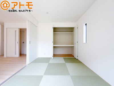 【子供部屋】 | 藤枝市岡部町内谷第3　新築戸建　全1棟 | 和室は小さなお子様が転んでもやわらかくて安心！お昼寝スペースやプレイルームとしても活躍します♪