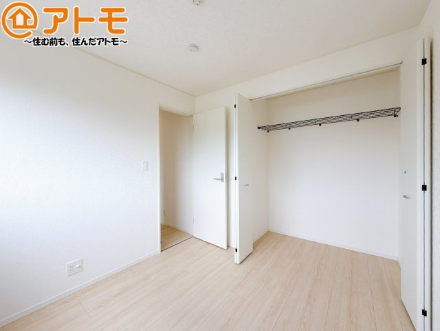【収納】 | 藤枝市岡部町内谷第3　新築戸建　全1棟 | ハンガーパイプ付きのクローゼットは季節ものなどを収納することができて便利です♪
