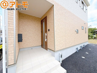 【玄関】 | 藤枝市岡部町内谷第3　新築戸建　全1棟 | 落ち着いた色合いの玄関はダブルロックで防犯性に優れた仕様になっています♪