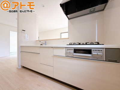 【キッチン】 | 藤枝市岡部町内谷第3　新築戸建　全1棟 | 対面式のキッチンはリビングを見渡すことができるので安心♪家族の会話も増えそうですね♪