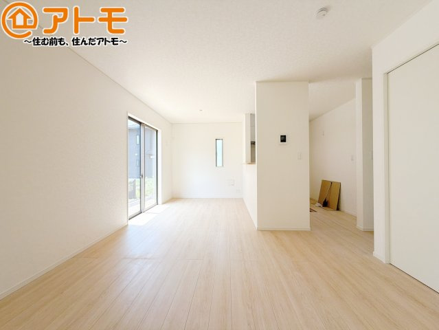 【居間・リビング】 | 藤枝市岡部町内谷第3　新築戸建　全1棟 | 日当たりのよいリビングは、一年を通してぽかぽかとしています。家族が自然と集まる空間になりそうですね♪