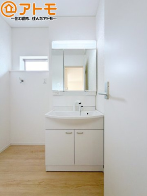 【独立洗面台】 | 藤枝市岡部町内谷第3　新築戸建　全1棟 | シャワータイプの洗面台は、洗濯物の土汚れなどの予洗いもしやすいため、お子様のいるご家庭でも大活躍！