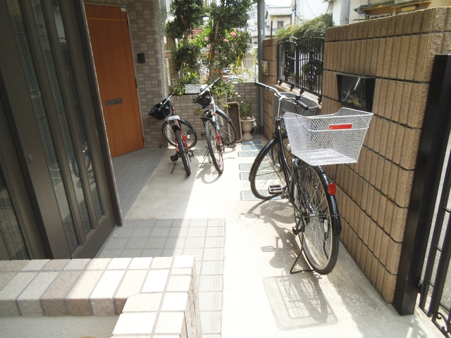 サンフローラのエントランス|自転車も置けてます！