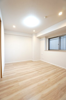 【洋室】 | 【上質リノベ】ライオンズマンション舟入本町 | 【洋室約6.5帖】
心と体をゆったりと安らげる主寝室。
寝室のゆとりが大きい分だけ、
暮らしの安らぎは深まります。
一日の疲れを癒すだけでなく、
ご夫婦の親密な語らいを紡ぎ出します。