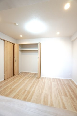 【洋室】 | 【上質リノベ】ライオンズマンション舟入本町 | 【洋室約6.5帖】
どんな家具や敷物でも部屋に馴染みやすく、
コーディネートがし易そうですね。
配置も柔軟に対応できるので身の回りの整理もし易い！
自分好みの空間に出来そうですね！
