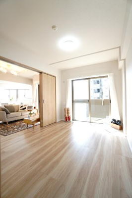 【洋室】 | 【上質リノベ】ライオンズマンション舟入本町 | 【洋室約6.0帖】
在宅勤務・リモートワークの書斎や、
趣味やくつろぎのスペースとしても。
家族と一緒に楽しい時間を過ごす中にも、
一人でくつろげる時間と場所は特に良いですね。