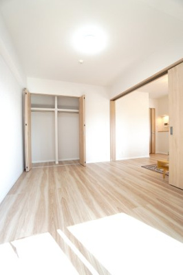【洋室】 | 【上質リノベ】ライオンズマンション舟入本町 | 【洋室約6.0帖】
将来、ライフスタイルや家族構成が変わった時等、
第2子供部屋としても活用できそうですね！
勿論、壁掛けエアコンも取付が出来ますので、
快適な居室環境で過ごせそうです！