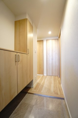 【玄関】 | 【上質リノベ】ライオンズマンション舟入本町 | 【玄関ホール】
人を迎え入れる最初の場所だからこそ、
清潔感があり纏まった空間にして頂ける様に
トール＆カウンターシューズBOXを設置。
照明はオートライト。消し忘れや
出入りが暗くならなく済みます！