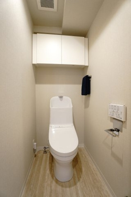 【トイレ】 | 【上質リノベ】ライオンズマンション舟入本町 | 【レストルーム】
TOTO社製！
きれいをまもるせいけつトイレ！
お掃除はサッとひとふきで完了！
少ない水で、汚れをしっかり洗い流します。
手洗い機能付きでもしもの時も慌てない！