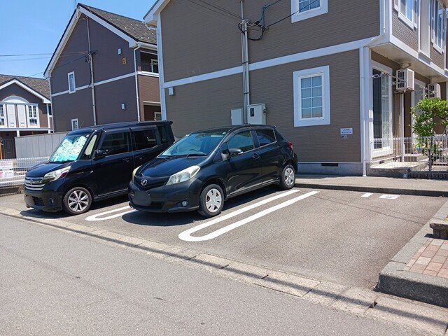 ニュ－プリムロ－ズ　Ⅱ棟の駐車場