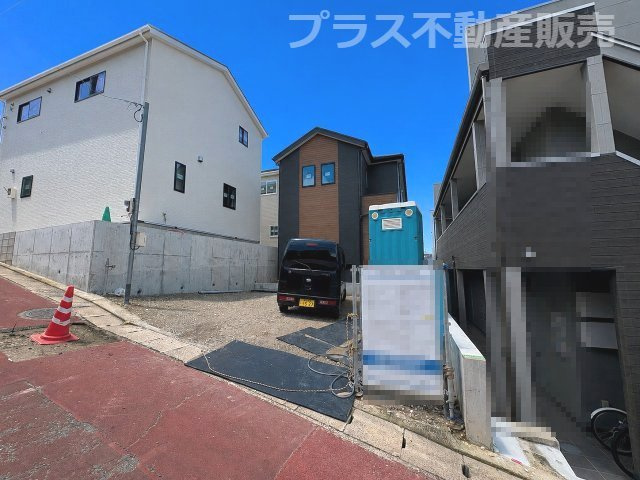 【外観】 | 福岡市南区寺塚1丁目2期　1号棟（全3棟）【仲介手数料無料・0円】 | 現地写真。プラス不動産販売なら、現場の全ての棟をまとめてご見学頂けます。