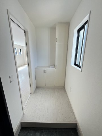 【玄関】 | 福岡市南区寺塚1丁目2期　1号棟（全3棟）【仲介手数料無料・0円】 | 施工例。施工例は完成時と異なる場合があります。