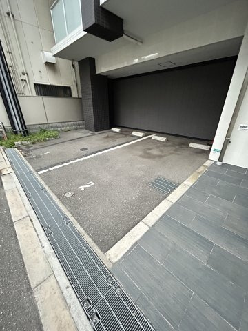 セオリー難波WESTの駐車場
