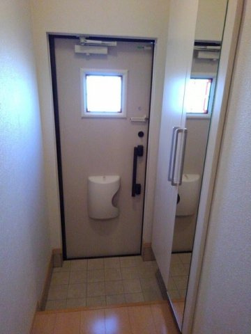 合志市豊岡のアパートの玄関|明るい玄関です