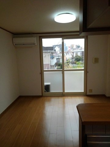 熊本市中央区坪井６丁目のアパートの居間・リビング|こちらの居間で趣味の時間をお楽しみください