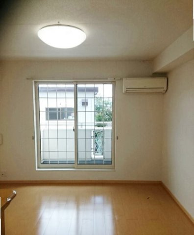 熊本市東区小山２丁目のアパートの居間・リビング|ゆったり過ごせる居間です