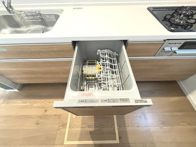 【キッチン】 | 福岡市南区寺塚1丁目2期　2号棟（全3棟）【仲介手数料無料・0円】 | 施工例。施工例は完成時と異なる場合があります。