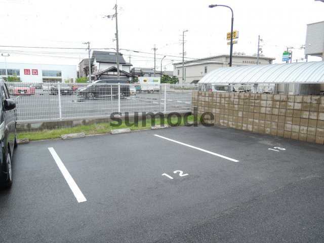 ファミーユ大阪高槻の駐車場