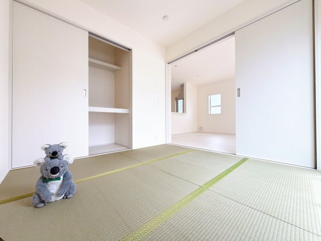 【和室】 | 高崎市金古町　新築住宅 | リビングに隣接する和室は柔らかな畳で音も響きにくく衝撃を吸収。キッズスペースとしても使用可能です。