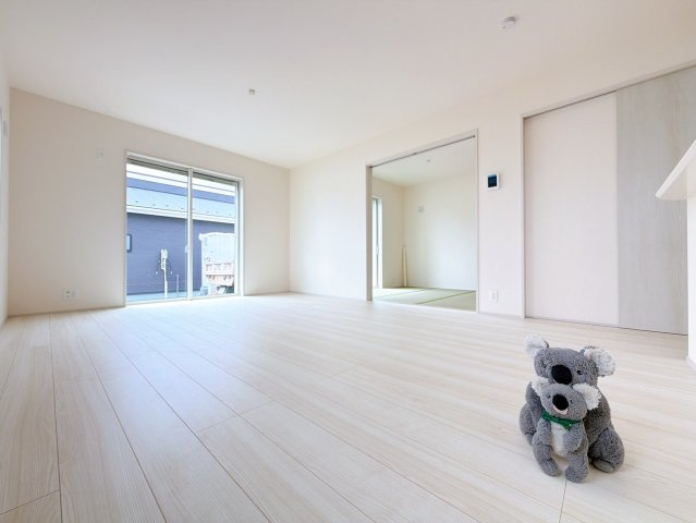 【居間・リビング】 | 高崎市金古町　新築住宅 | 家族が自然と集まるリビング・ダイニング明るい光が差し込み、笑顔があふれる心地よい空間です。ゆったりとした広さで、くつろぎの時間をお過ごしいただけます。