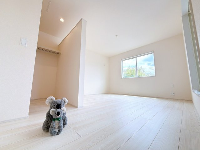 【洋室】 | 高崎市金古町　新築住宅 | 窓からそそがれる暖かみのある明るい空間。広々としたプライベート空間で自分の時間を楽しめます。フローリング仕様で普段のお掃除も楽々です。