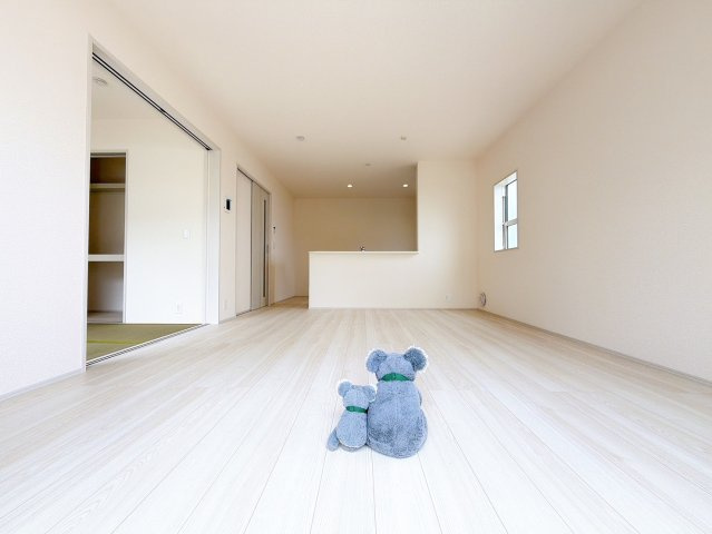 【居間・リビング】 | 高崎市金古町　新築住宅 | ≪LDK≫
リビング・ダイニングは白を基調としたシンプルな空間。
雑貨やこだわりの家具など、レイアウトも自由に楽しめます！