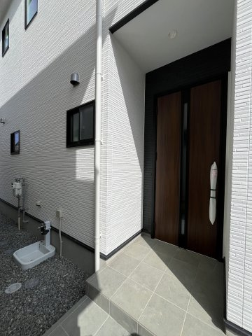 【玄関】 | 福岡市南区寺塚1丁目2期　3号棟（全3棟）【仲介手数料無料・0円】 | 施工例。施工例は完成時と異なる場合があります。
