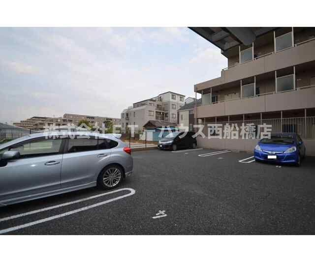 ヴィラ・ロクローの駐車場
