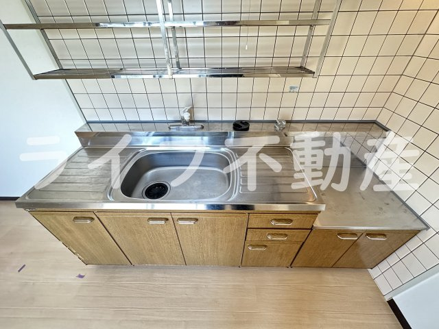 タカマツレジデンス布施southのキッチン|コンパクトなキッチンで掃除もラクラク