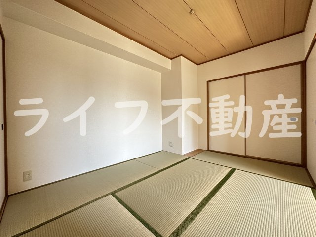 タカマツレジデンス布施southの和室|柔らかい畳が心地よい和室