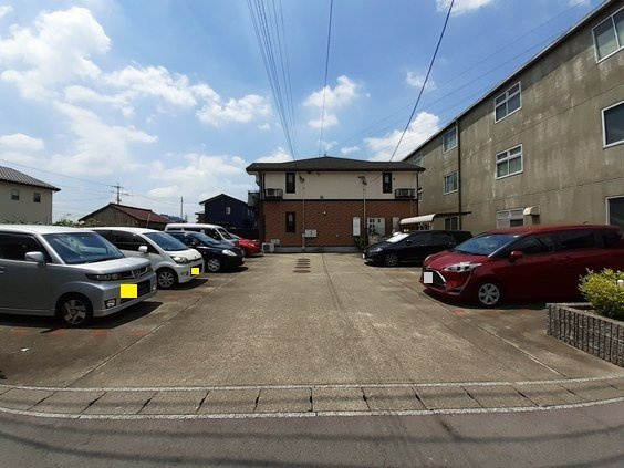 ゼファー徳重の駐車場