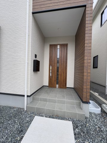 【玄関】 | 糟屋郡粕屋町花ヶ浦2丁目4期　1号棟（全1棟）【仲介手数料無料・0円】 | 施工例。施工例は完成時と異なる場合があります。