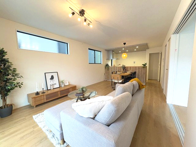 【居間・リビング】 | 糟屋郡粕屋町花ヶ浦2丁目4期　1号棟（全1棟）【仲介手数料無料・0円】 | 施工例。リビングです。施工例は完成時と異なる場合があります。