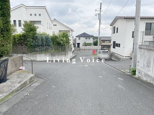 【仲介手数料０円】平塚市めぐみが丘2丁目　中古一戸建ての前面道路含む現地写真|平塚市めぐみが丘2丁目　中古一戸建て