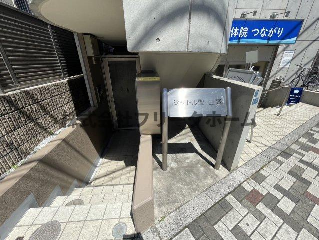 三鷹市下連雀３丁目の賃貸マンションのエントランス