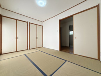 【和室】 | 大野城市大城４丁目　中古一戸建☆仲介手数料無料☆ | 6帖の和室は、東向きの窓から明るい朝日が差し込む心地よい空間。壁一面に広がる二間分の大きな押し入れを備え、季節の布団や日用品もしっかり収納できます。