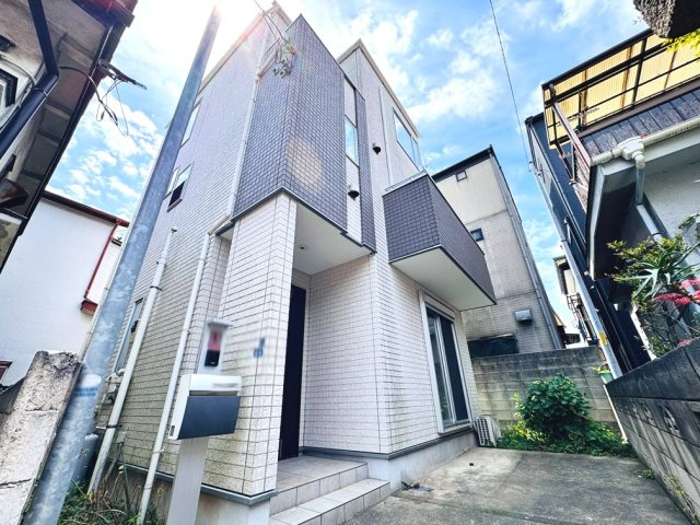 【外観】 | 和光市白子3丁目　中古一戸建住宅（成増店） | 4沿線3駅利用可能。洗練された外観デザインが印象的な建物です。