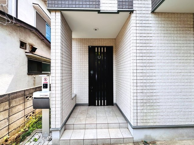 【玄関】 | 和光市白子3丁目　中古一戸建住宅（成増店） | 2階リビングはプライバシーにも配慮されながらも3面採光であり、明るい日差しが差し込みます。