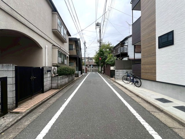 【前面道路含む現地写真】 | ～インフィーア Vol. 77　豊島区長崎２丁目　ブランド新築戸建て～ | 見通しの良い前面道路で、お車の運転も安心のエリアです